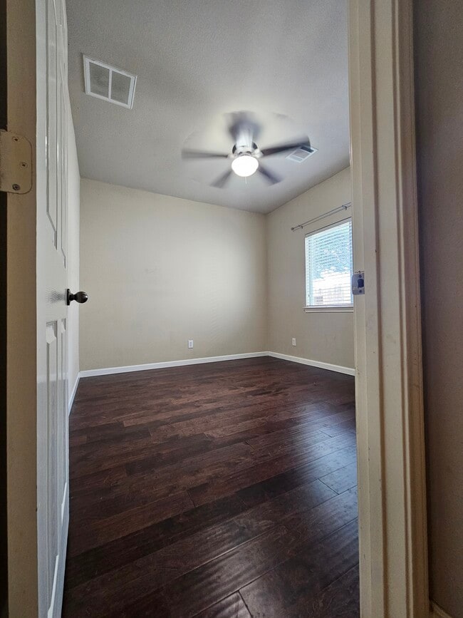 Building Photo - 112 Rustic Tr