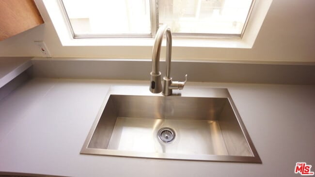 Building Photo - 1418 S Bentley Ave