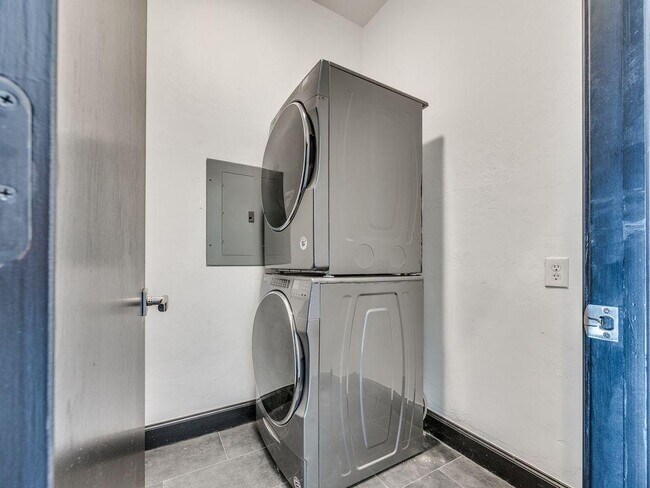 Building Photo - 109 NE 3rd St