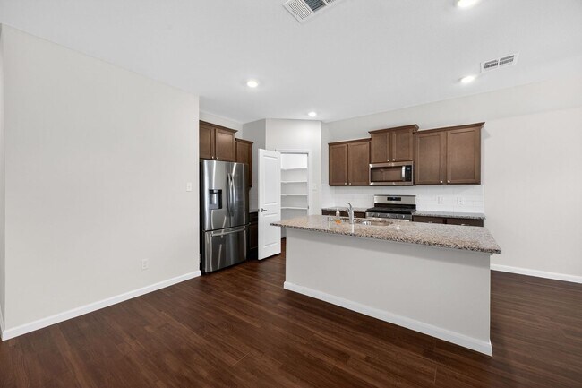 Building Photo - Beautiful Open-Concept Home with Washer/Dryer Included & Private Yard in Princeton