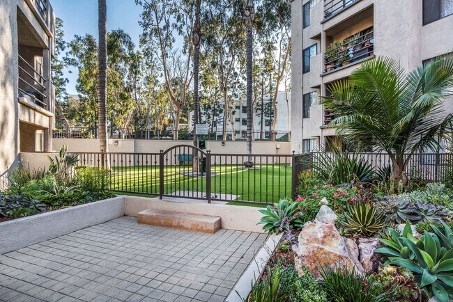 Building Photo - Modern Condo with over 1300 Square Feet wi...