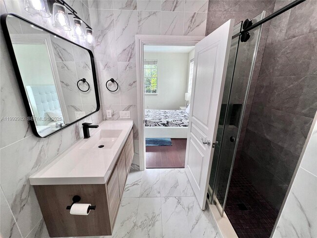 Building Photo - 450 NE 2nd Ave