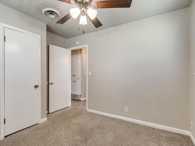 Building Photo - 208 Thompson Dr