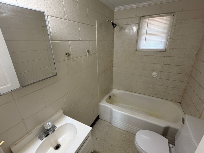 Building Photo - 604 Nelson St