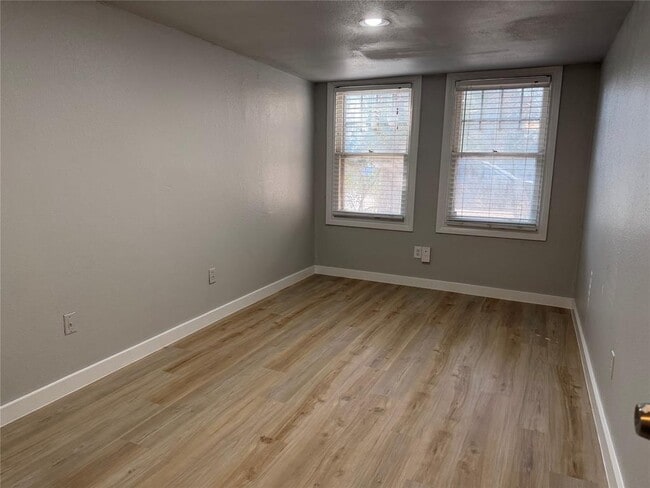 Building Photo - 106 E 38th St