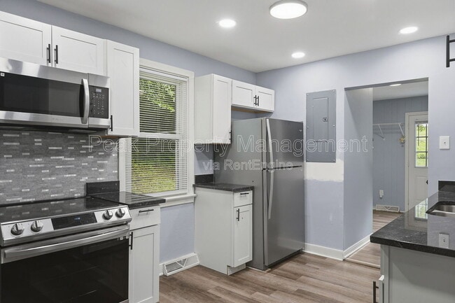 Building Photo - 421 St Luke St