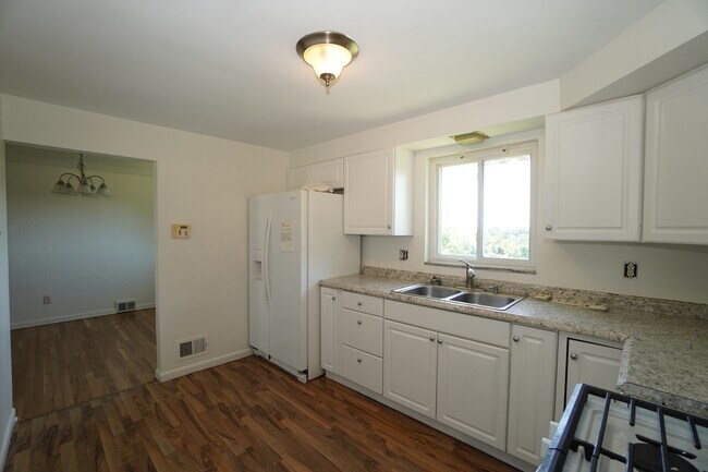 Building Photo - 1092 Greentree Rd
