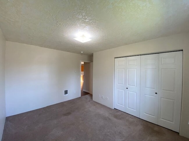 Building Photo - Duplex Close To Downtown!
