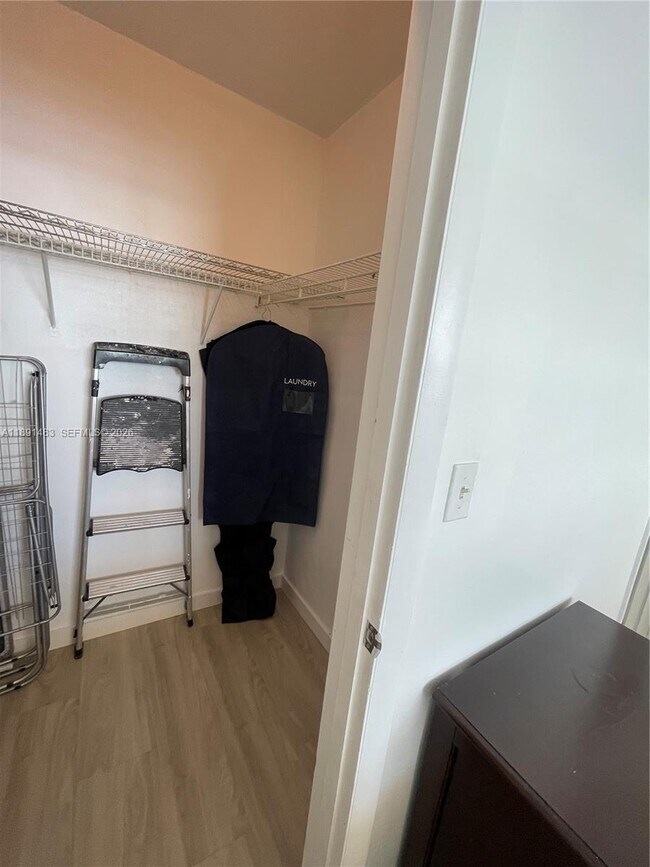 Building Photo - 2910 Point E Dr