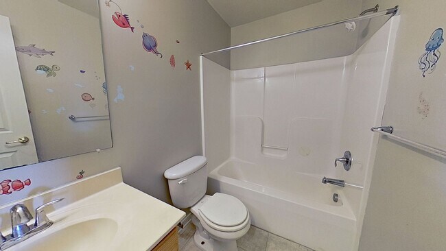 Building Photo - Spacious Townhouse