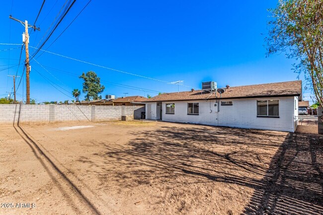 Building Photo - 1238 E Vine Ave