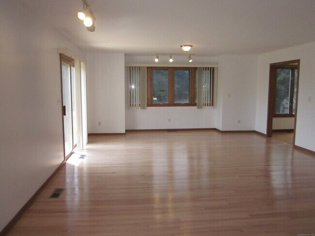Building Photo - 690 Forest Rd