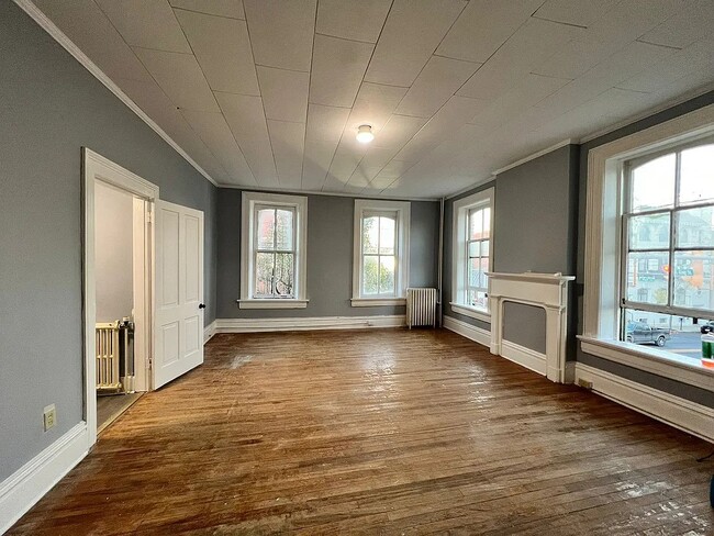 Building Photo - 303 W King St