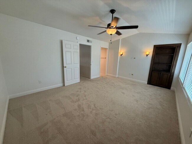 Building Photo - LOCATION LOCATION!! 4BR/3BA Townhome in De...