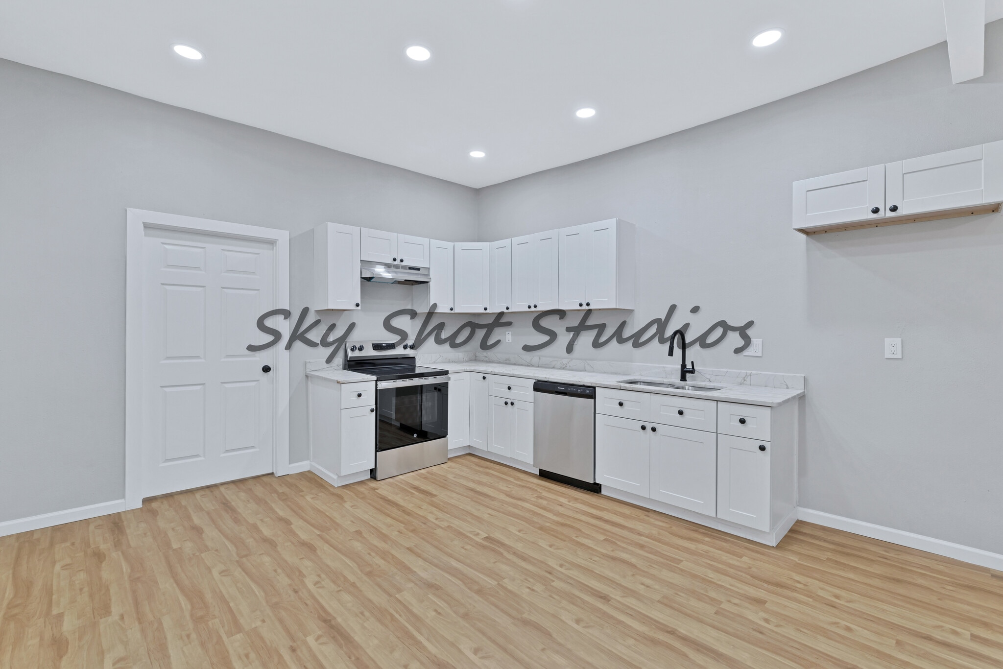 Building Photo - 323 W Cherry St