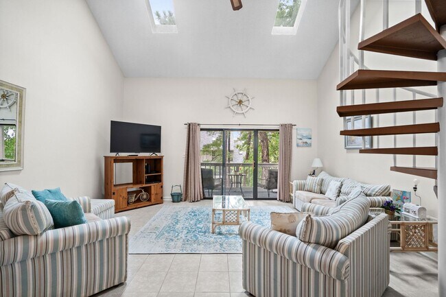 Building Photo - Long Term Furnished Top Floor Condo - 2 bed/2bath with Community Pool
