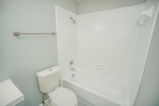Building Photo - 7400 Bellerive Dr