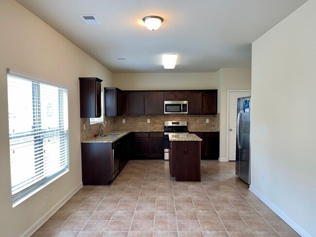 Building Photo - Spacious, Immaculate 4 Bed/2.5 Bath Home i...