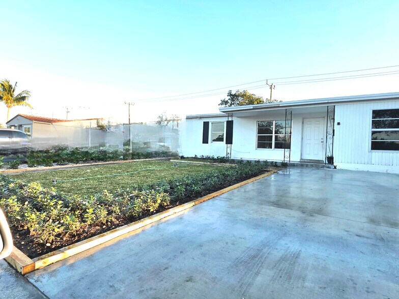 Building Photo - 250 NE 51st St