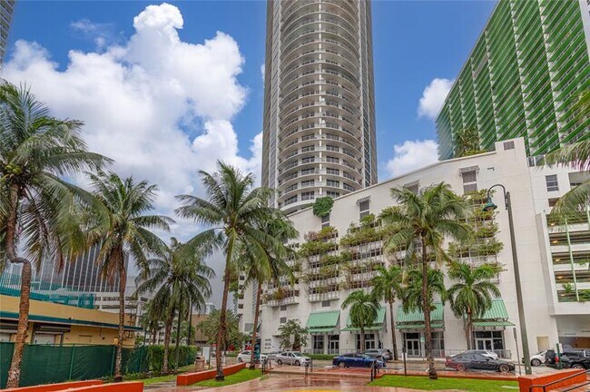 Primary Photo - 1750 N Bayshore Dr