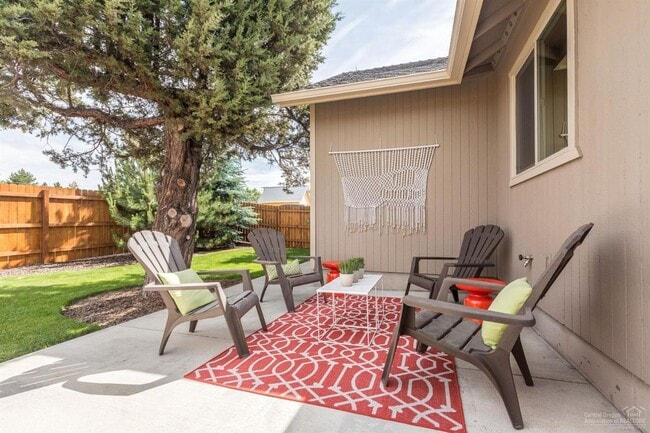 Building Photo - Single Level NE Bend Home