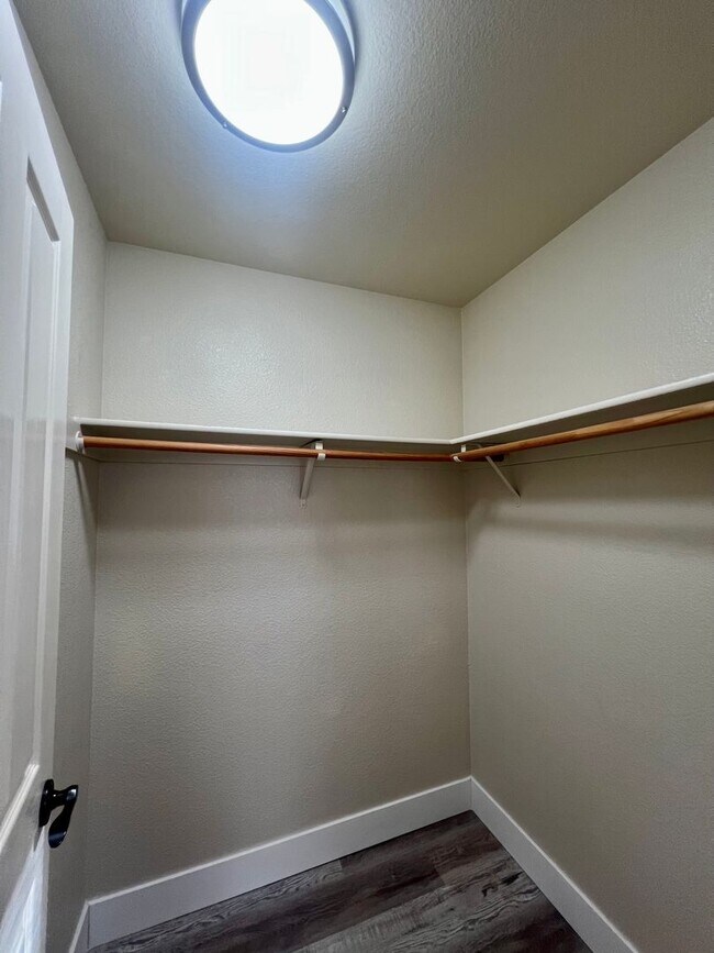Building Photo - Come check out this lovely 3 bedroom 3 bath home Conveniently located near the Marlow Shopping ce...