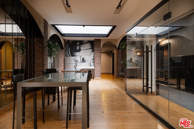 Building Photo - 460 S Spring St