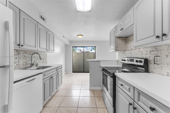 Building Photo - 15805 SW 91st Ct