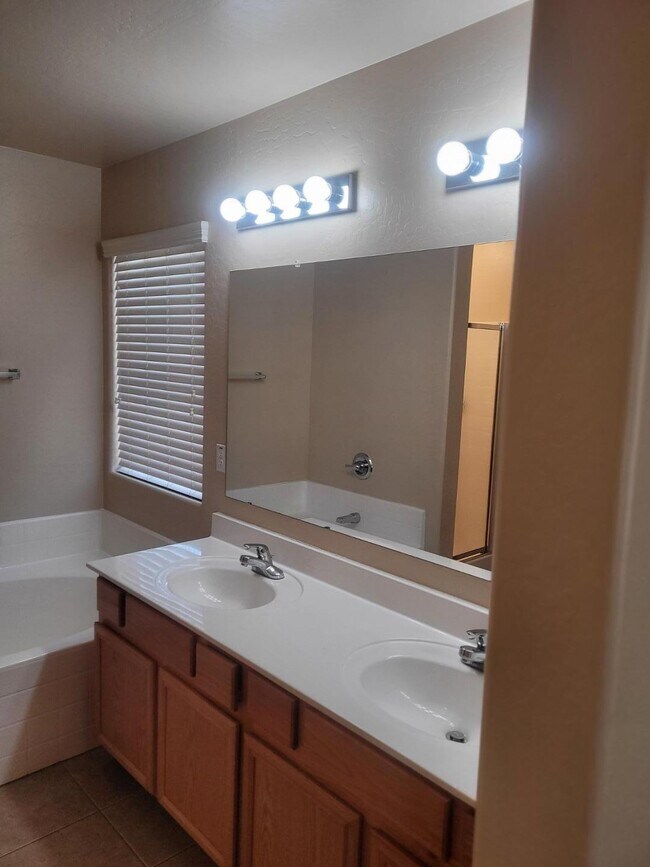 Building Photo - 16377 W Cottonwood St