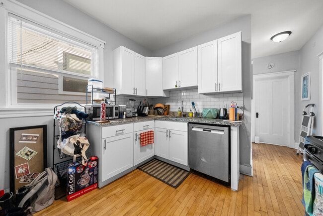 Building Photo - 3008 W Cullom Ave