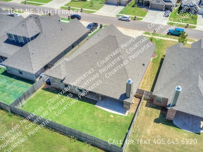 Building Photo - 1013 NE 34th Terr