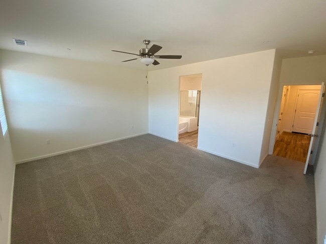 Building Photo - Gorgeous NEWER home between Tulare and Vis...