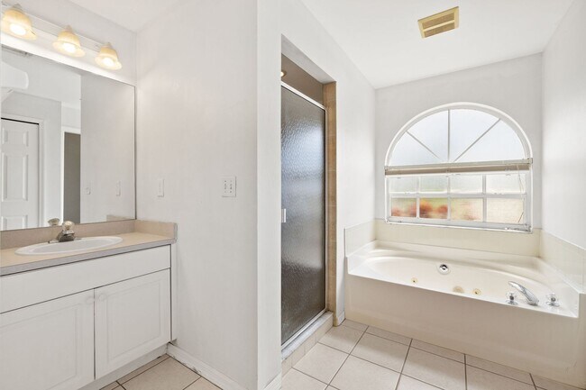 Building Photo - 3 Bed 2 Bath Pool Home