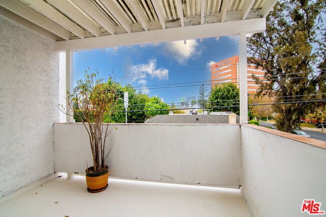 Building Photo - 6686 Drexel Ave