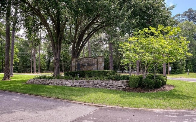 Building Photo - 70 Green Tree Dr