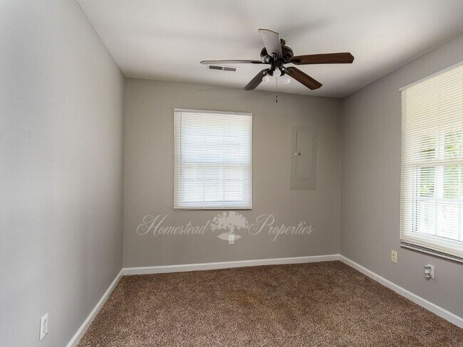 Building Photo - Updated 3 Bedroom / 2 Bath Home on Lamont