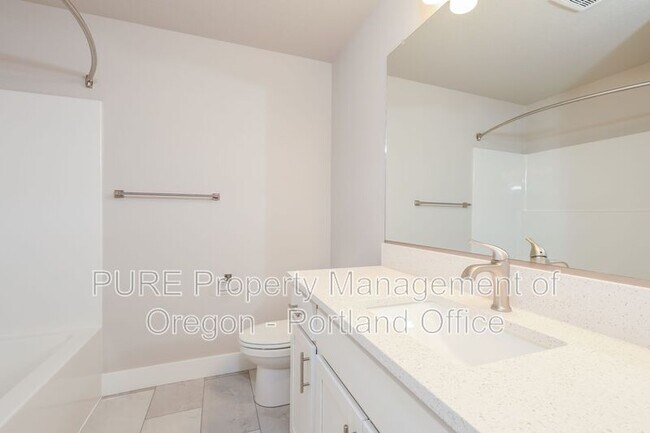Building Photo - 504 NE Trillium Dr