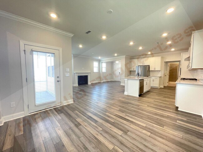 Building Photo - Gorgeous 4 Bedroom 3 Bath Home with Fiber ...
