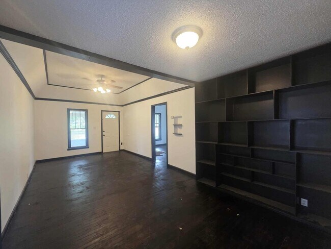 Building Photo - Charming Corner lot for rent!