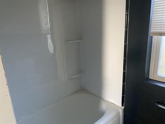 Building Photo - Spacious one bedroom detached apartment