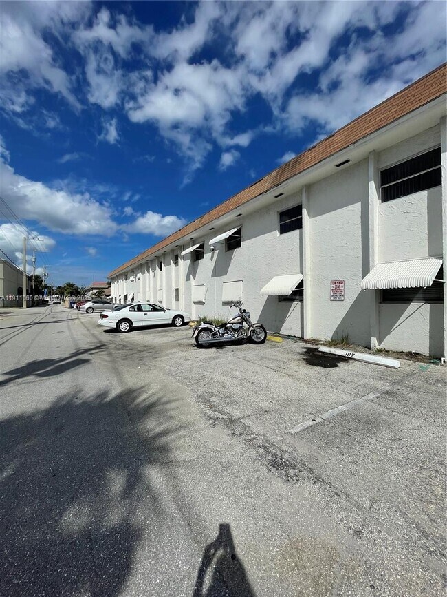 Building Photo - 227 Castlewood Dr