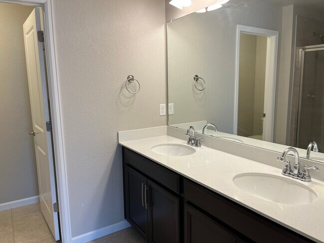 Building Photo - 656 Stonebridge Dr