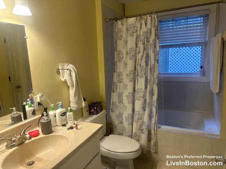 Building Photo - 144 Calumet St