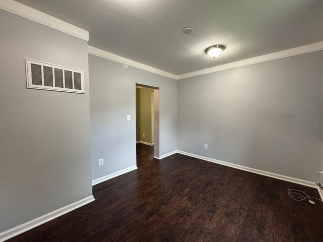 Building Photo - Charming 2 Bed 1.5 Bath Single Family Home...