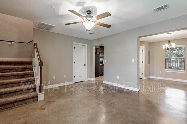 Building Photo - Avenue Townhomes