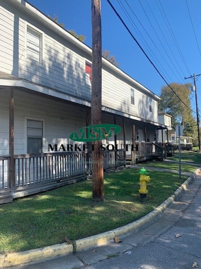 Building Photo - ** CONVENIENT LOCATION **