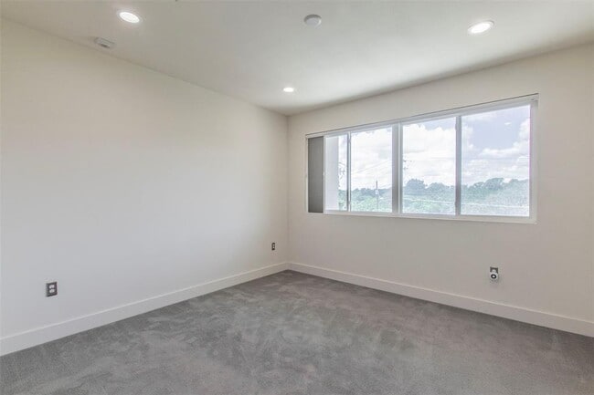 Building Photo - 604 N Bluff Dr
