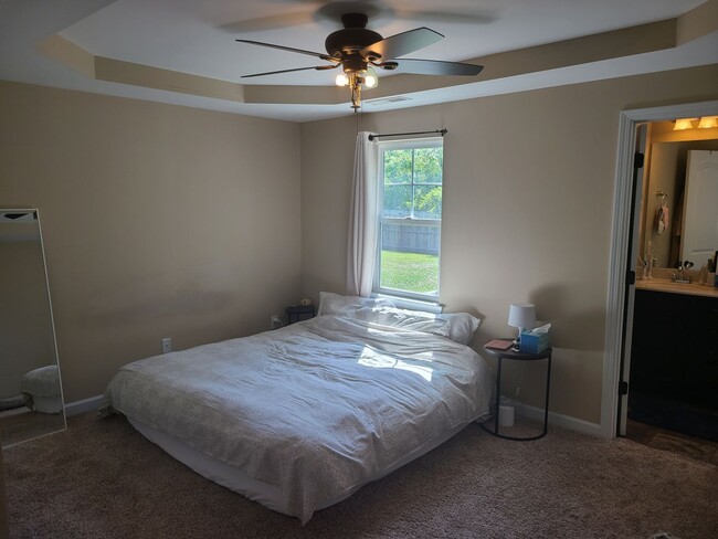 Building Photo - 3 Bedroom, 2 bath home in the Bridgeport C...