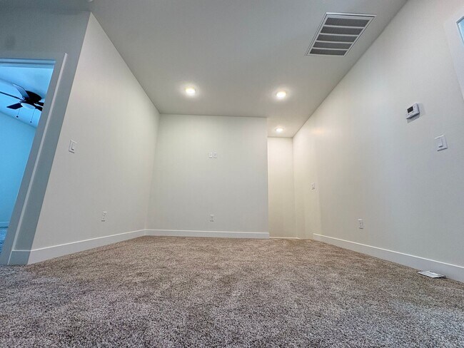 Building Photo - Brand New Home Avalible