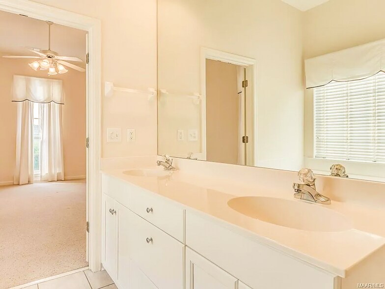 Building Photo - 2112 Parkview Dr S